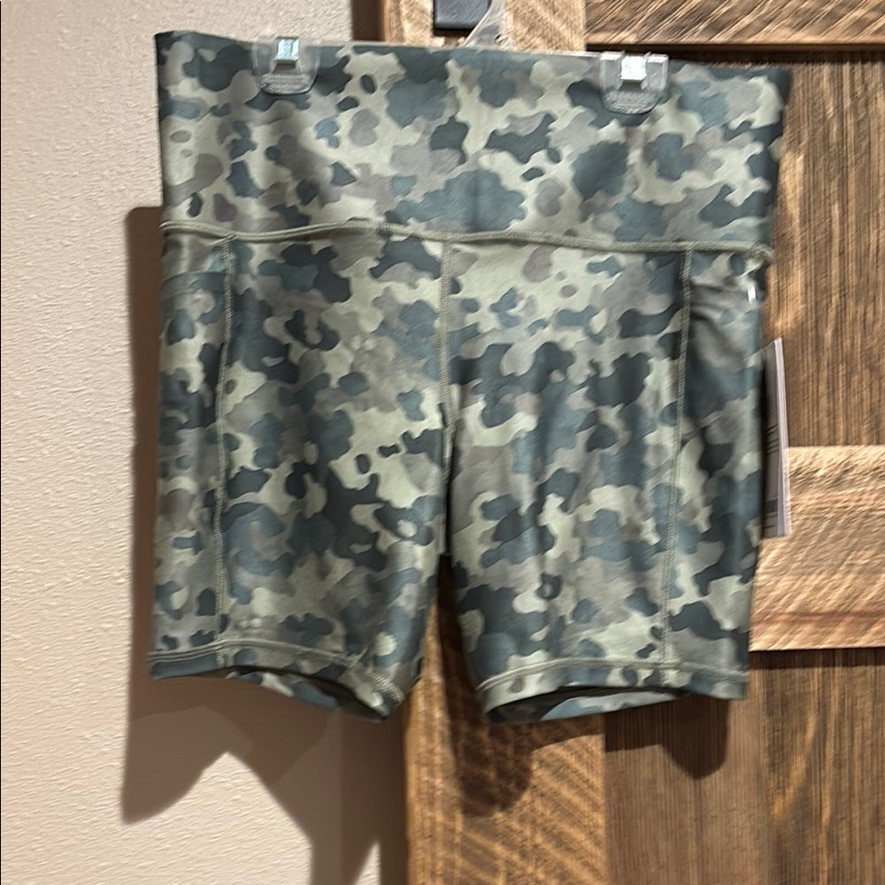 Athleta salutation stash pocket printed 7 inch short